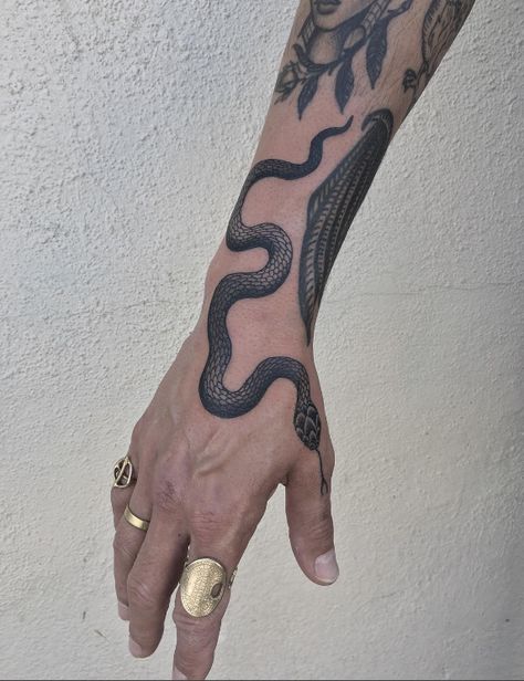 Black Snake Tattoo, Pinterest Tattoos, Tatuagem Masculina Pequena, Snake Tattoos, Serpent Tattoo, Snake Tattoo Design, Diy Tattoo, Tattoo Kits, Hand Tattoos For Guys