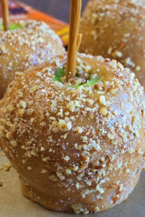 Classic caramel apples with finely chopped nuts on the outside. Homemade Caramel Apples, Apple Items, My Country Table, Caramel Apples Homemade, Gourmet Apples, Country Table, Fall Foods, Gourmet Desserts, Fall And Halloween