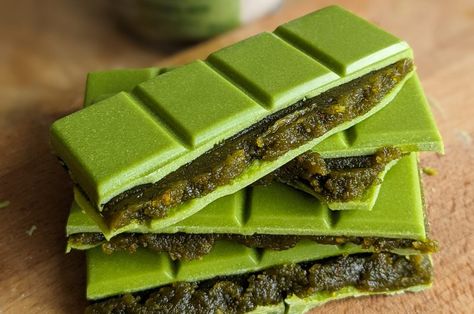 Matcha Pistachio, Pistachio Filling, Pistachio Chocolate, Vegan Chocolate Bars, Chocolate Bowl, Matcha Chocolate, Best Vegan Recipes, Matcha Powder, Gluten Free Chocolate