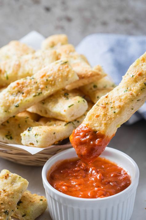 These homemade garlic parmesan breadsticks are so delicious and tempting. Fresh garlic, parmesan and subtle flavors of herbs make these breadsticks the best ever! And they are super easy to prepare. Garlic Parmesan Breadsticks, Parmesan Breadsticks, Parmesan Garlic Sauce, Breadsticks Easy, Lemon Garlic Pasta, Garlic Sauce Recipe, Bread Sticks Recipe, Garlic Breadsticks, Tasty Bread Recipe