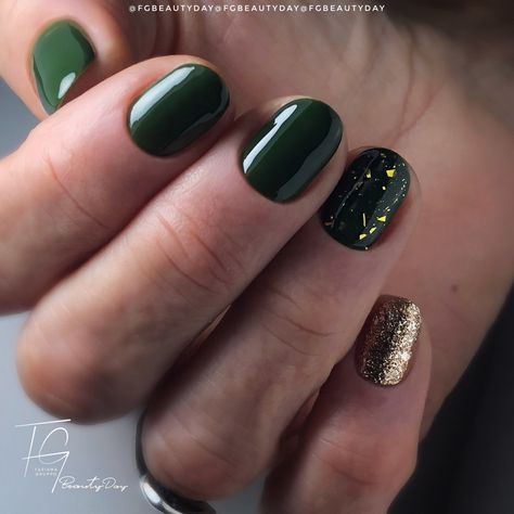 Dark Green Nails Designs Gold, Dark Green Nails Designs Short, Dark Green Manicure, Winter Nails Green, New Years Nail Designs, Dark Green Nails, Green Nail Designs, Christmas Gel Nails, Nail Envy