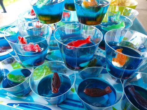 Fish bowl jello cups! Fish Bowl Jello, Science Party Food, Dr Seuss Snacks, Science Birthday Party Ideas, Food Ideas For Kids, Kids Birthday Party Food, Jello Cups, Dr Seuss Activities, Dr Seuss Crafts