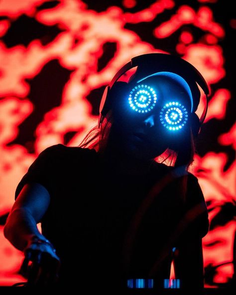 Reach out and touch someone................. Rezz Dj Wallpaper, Edm Dj, Rave Girl, Creative Costumes, Red Rocks, Dubstep, Kristen Stewart, Electronic Music, Music Artists