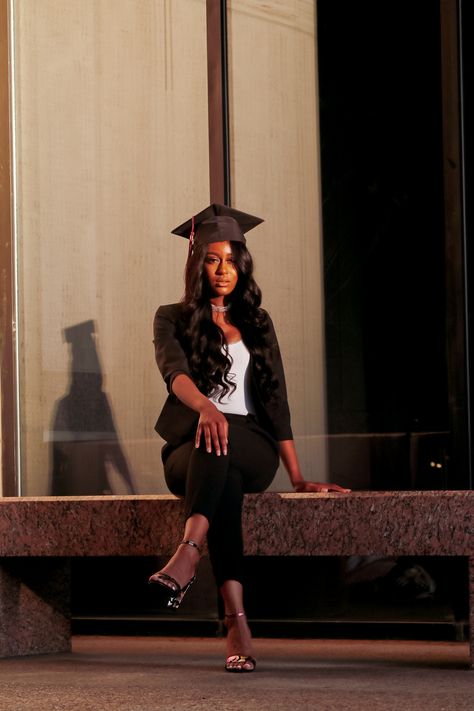 Unique College Graduation Pictures Black, Black Senior Picture Ideas, Suit Graduation Pictures Women, Mba Photoshoot, Business Graduation Pictures, Editorial Graduation Photos, Poses For Graduation, Poses For Graduation Photos, Graduation Pose