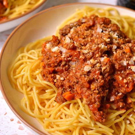 Ground Bison Spaghetti Recipe with a Spicy Red Bolognese - Joy to the Food Bison Spaghetti Sauce, Bison Ragu, Bison Pasta, Ground Bison Recipes Healthy, Bison Bolognese, Quick Pasta Dinner, Ground Bison Recipes, Ragu Pasta Sauce, Ragu Pasta