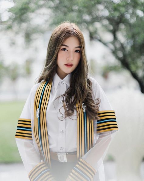 Thailand Graduation Photo, Graduation Shots, Graduation Shoot, Outdoor Graduation, Graduation Photography Poses, Graduation Poses, Graduation Photography, Graduation Photoshoot, Graduation Photo