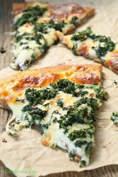 Healthy Challenge, Pasta Restaurant, Homemade Pizzas, Spinach Pizza, Healthy Pizza Recipes, Pizza Bianca, Mouthwatering Food, Garlic Spinach, Piece Of Pizza