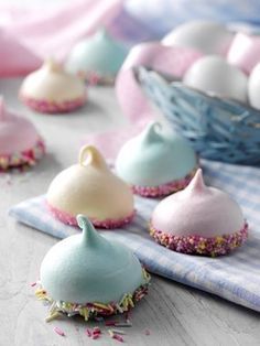 These cute Mini Confetti Meringues made with Dr. Oetker Gel Food Colours make the perfect party piece. Why not try using different Dr. Oetker sprinkles to decorate the base of your meringues. Meringue Desserts, Meringue Recipe, Meringue Cookies, Cupcake Cake, Sweets Treats, Pavlova, Macaroons, Meringue, Just Desserts