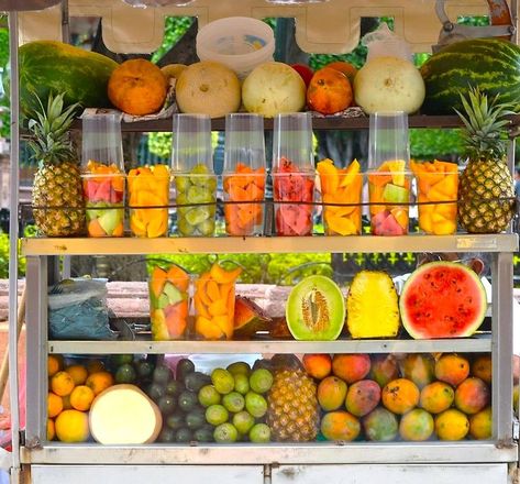 Food Stand Design, Fruit Presentation, Juice Cafe, Juice Bar Design, Healthy Juicer Recipes, Smoothie Shop, Perfect Smoothie, Smoothie Bar, Fruit Bar