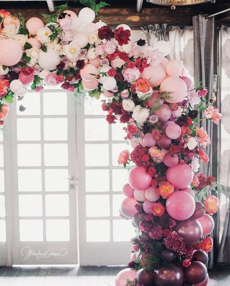 Idealne przyjęcie weselne dzięki https://palacdomaniowski.pl. Sprawdź czym zaskoczyć gości! #weddingideas Balloons And Flowers, Flowers And Balloons, Festa Party, Wedding Balloons, Floral Arch, Wedding Diy, Ceremony Decorations, Balloon Arch, Trendy Wedding