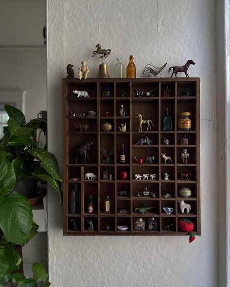 Creative Storage Solutions Bedroom, Very Organized Bedroom, Unique Pieces Of Furniture, Home Decor Vibes, Boardgame Shelf Ideas, Home Thrift Ideas, Vintage Apartment Decor Ideas, Display Shelves Bedroom, Trinket Shelf Display