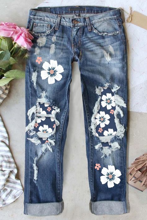 Mom Clothing Style, Casual Ripped Jeans, Patched Jeans Diy, Daisy Jeans, Jeans Refashion, Diy Ripped Jeans, Ripped Jeans Casual, Clothing Pattern Design, Vintage Denim Skirt