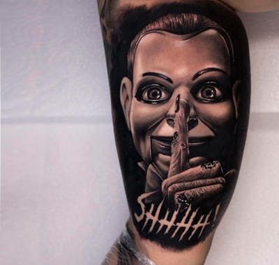 Pennywise Tattoo, Dead Silence, Tattoo Nightmares, Chucky Tattoo, Lion Art Tattoo, Horror Movie Tattoos, Geometric Sleeve Tattoo, Movie Tattoo, Movie Tattoos