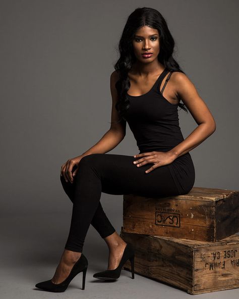 Black Woman Posing In Front Of Grey Backdrop In The Studio Sitting On An Apple Box - Lindsay Adler Photography Female Modeling Poses, Lindsay Adler, Female Posing, Fashion Model Poses, Studio Poses, Studio Photography Poses, Sitting Poses, Woman Sitting, Standing Poses