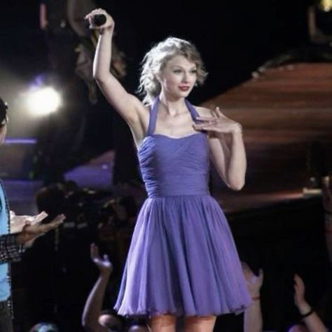 a moment for the dress please 💜💜💜 #LondonTSTheErasTour #TSTheErasTour Speak Now World Tour, Brat Doll, Taylor Swift Speak Now, Swift Tour, Im Falling In Love, Speak Now, Swift 3, Taylor Alison Swift, Beautiful Smile