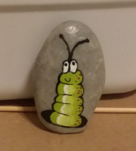 Worm Rock Painting, Painting Pebbles, Plant Arrangements, Painted Pebbles, Animal Totem, Painted Rocks Diy, Painting Rocks, Outside Living, Pet Rocks