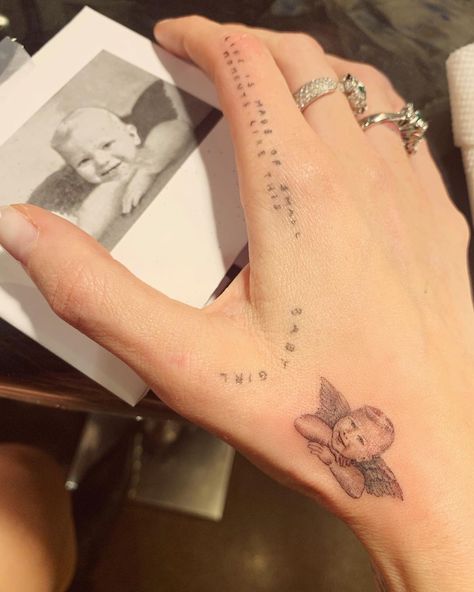 Chiara Ferragni on Instagram: “My little angel Leo is on my hand now 💘 Can you believe this is my 27th tattoo? 😍” 27 Tattoo, Small Finger Tattoos, Shape Tattoo, Tattoo Henna, World Fashion, Small Girl Tattoos, Hand Tattoos For Women, Tattoo Girls, Tiny Tattoo