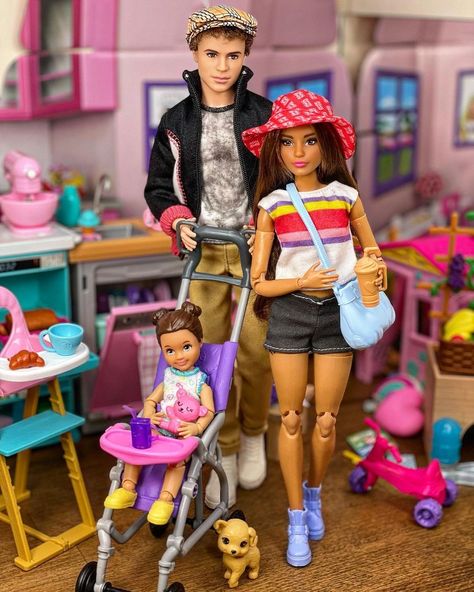 Barbie Family Photos, Barbie Doll Family, Barbie Bebe, Classic Bentley, Realistic Barbie, American Girl Doll Sets, Barbie Diy Accessories, Barbie Kids, Baby Barbie