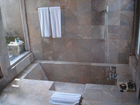 just for reference, slab-sided tiled sunken bath Sunken Bath, Sunken Bathtub, Sunken Tub, Bathtub Shower Combo, Tub Remodel, Ideas Baños, Bathroom Improvements, Shower Tub Combination, Piscina Interior