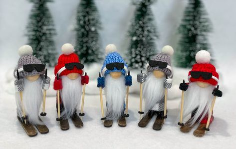 Ski Ornaments Diy, Diy Mini Gnomes, Mini Gnomes Diy, Ski Gnome, Gnomes Beard Diy, Gnome Ornaments Diy, No Sew Gnome, Gnomes Tutorial, Santas Village