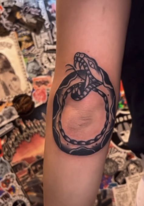 American Traditional Ouroboros Tattoo, Ouroboros Traditional Tattoo, Orabouras Tattoo, Oroborous Snake, Oroborous Tattoo, Neat Tattoos, Trad Tattoos, Ouroboros Tattoo, Tattoo Time