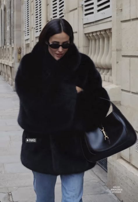 Outfits With Black Fur Coat, Black Fur Outfit, Short Fur Coat Outfit, Black Ugg Outfit, Black Fur Coat Outfit, Fur Coat Outfit Casual, Fur Coat Outfits, Fur Outfit, Black Fur Coat