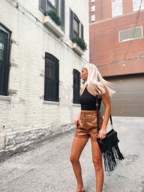 Brown Shorts Outfit, Cropped Tank Top Outfit, Brown Leather Shorts, Shorts Styling, Leather Shorts Outfit, Leather Pants Style, Look Con Short, Black Leather Shorts, Vegas Outfit