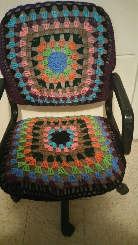 Covers in crochet  for computer  chair Crochet Computer Chair Cover, Crochet Desk Chair Cover, Crocia Work, Crochet Chair Cover, Rocking Chair Covers, Crochet Chair, Crochet Furniture, Cover Design Ideas, Crochet Game