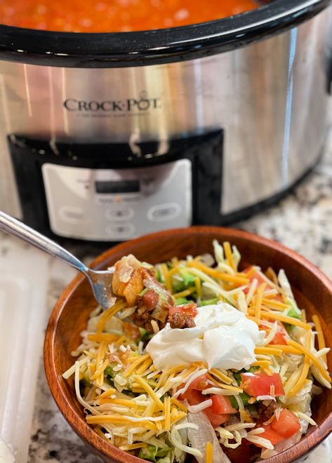 Crockpot Chili Frito Pie - The Cookin Chicks Chili Frito Pie, Chili Frito, Frito Recipe, Frito Chili, Frito Chili Pie, The Cookin Chicks, Fall Crockpot Recipes, Southwestern Recipes, Slow Cooker Dinner Recipes