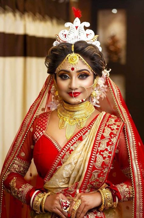 Bengali Bridal Poses, Bengali Bridal Photography Poses, Bengali Wedding Look, Bengali Bride Makeup, Bengali Bridal Look, Indian American Weddings, Indian Bride Makeup, Bengali Bridal Makeup, Indian Wedding Photography Couples