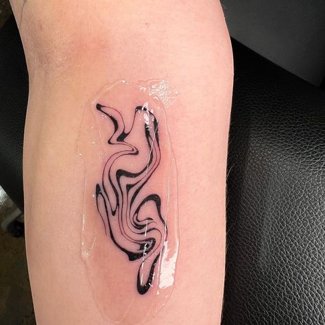 Small Thick Line Tattoo, Tattoo Ideas Female Abstract, Warped Tattoo Design, Squiggly Line Tattoo Swirls, Fine Line Abstract Tattoo, Squiggly Tattoo, Water Ripple Tattoo, Warped Tattoo, Squiggly Line Tattoo