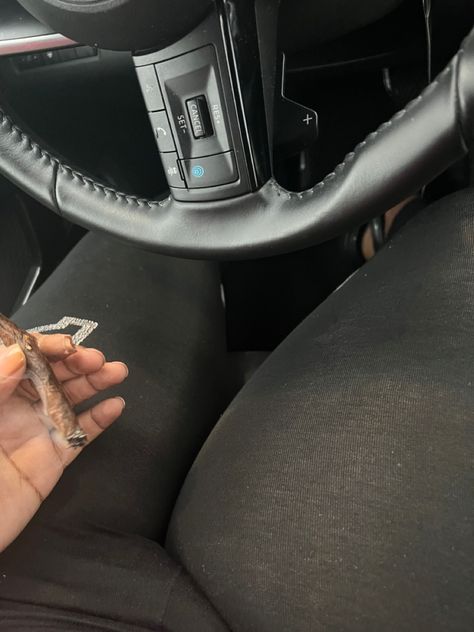 Blunts Rolled Fake Story Instagram, Smokers Room, Pre Rolled Blunts, Blunts On Snapchat Tumblr, Blunts And Pretty Nails Aesthetic, Rolling Blunts, Cute Black Wallpaper, Girls Rolling Blunts, Pink Lifestyle