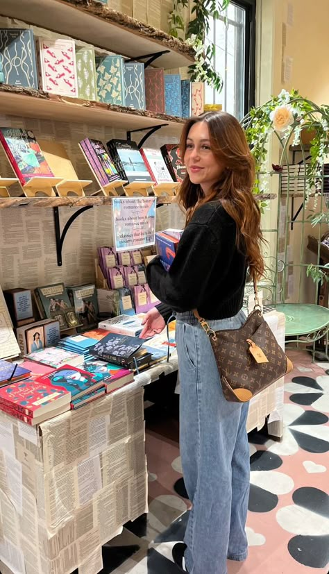 Book Girl Outfits Aesthetic, Sara Carolli Outfit, Sara Carrolli Aesthetic, Sara Carrolli Outfit, Book Girl Outfits, Bookworm Outfit, Bookish Outfits, Book Besties, Book Girlies