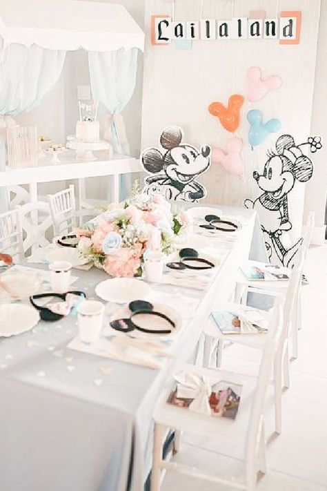 Don't a look at this gorgeous vintage DIsneyland-themed birthday party! Love the table settings! See more party ideas and share yours at CatchMyParty.com Classic Disney Theme Party, Minnie Birthday Theme, Vintage Minnie Birthday Party, Vintage Mickey And Minnie Birthday Party, Mickey Ear Decorating Station, Minnie Mouse Table Setting, Vintage Disney World Party, Boho Mickey Mouse Party, Vintage Mickey Birthday Party