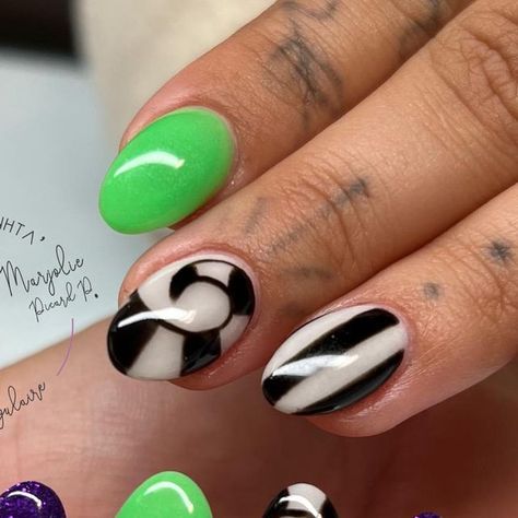 Institut Wenhta by Marjolie on Instagram: "#beetlejuicenails" Halloween Gel Nails Ideas Short Simple, Short Beetlejuice Nails, Beetlejuice Nails Almond, Tim Burton Nail Designs, Short Beetlejuice Nails Simple, Simple Beetlejuice Nails, Beetlejuice Nails Short, Halloween Nails Beetlejuice, Beetlejuice Short Nails