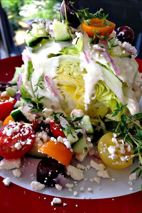 Crunchy Salads, Wedge Salad Recipes, Cookout Menu, Potatoes Salad, Easy Mediterranean Recipes, Tasty Salads, Wedge Salad, Red Onion Salad, Side Board