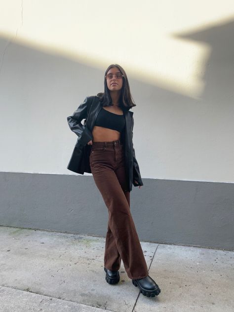 Brown Wide Leg Jeans Outfit Aesthetic, Jeans Cafe Outfit, Brown Denim Pants Outfit, Brown Jeans Outfit, Wide Jeans Outfit, Brown Denim Pants, Denim Pants Outfit, Wide Leg Jeans Outfit, Outfits Con Jeans