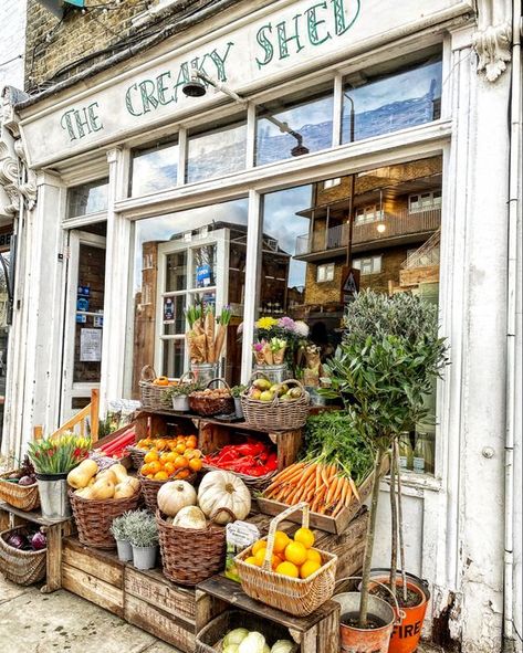 Farm Shop Cafe, Farm Shop Display, French Grocery Store, Botanica Shop, Farm Shop Ideas, Farm Store Ideas, White Greenhouse, Farm Market Ideas, Fresh Food Market