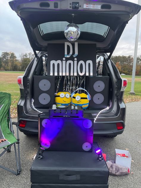 Trunk Or Treat Ideas For Cars Elementary School, Despicable Me Trunk Or Treat Ideas, Minions Trunk Or Treat Ideas, Trunk Or Treat Ideas For Cars Easy Diy, Despicable Me Trunk Or Treat, Minions Trunk Or Treat, Minion Trunk Or Treat Ideas, Trunk Or Treat Easy, Minion Trunk Or Treat