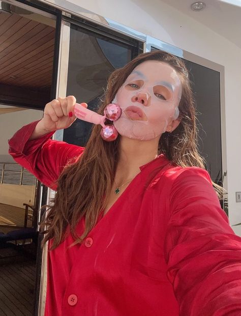 The Skinny Confidential blogger Lauryn Evarts Bosstick sharing her updated skincare routine Lauryn Bosstick, Sensitive Skin Care Routine, Under Eye Mask, Natural Lip Colors, Women In Business, Korean Skincare Routine, Natural Skin Care Routine, Dry Face, Bare Beauty