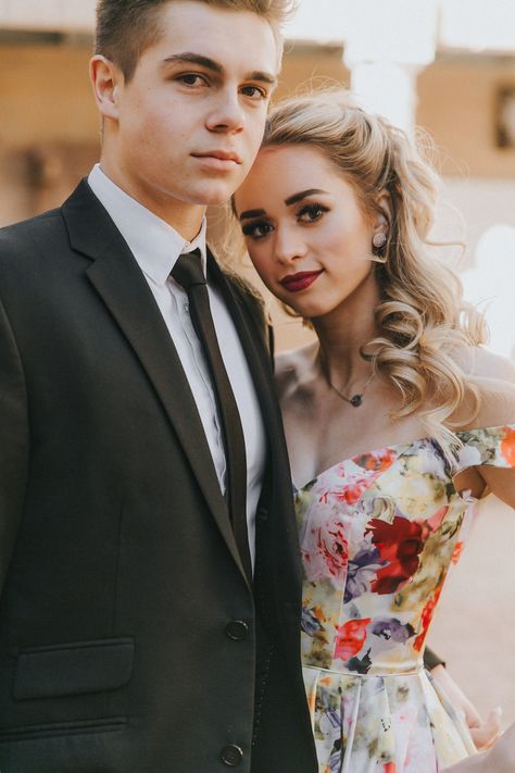 School Dance Poses Couple, Outdoor Prom Pictures, Utah Prom Dresses, High School Sweethearts Engagement Photo, High School Sweetheart Engagement Photos, Prom Date Pictures, Girl Photoshooting Prom, Highschool Sweethearts Engagement Photos, Homecoming Couple