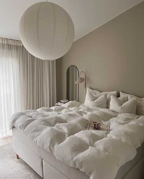 Bedroom Inspirations Beige, White And Beige Bedroom, Bed Inspo, Beige Bedroom Decor, Beige Room, Gorgeous Homes, Babe Cave, Beige Bedroom, Sleeping Room