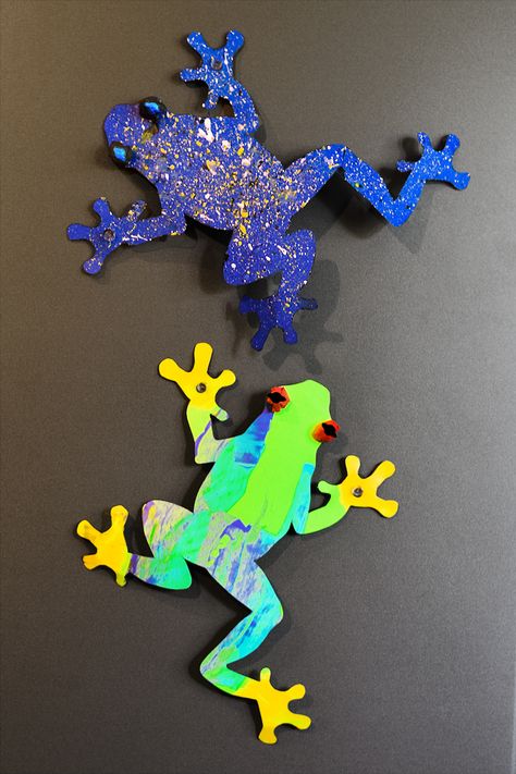 Explore a variety of fun art-making styles with this climbing paper tree frog craft for kids. It sticks to smooth surfaces using the magic of suction cups to mimic the real thing! (with optional printable tree frog templates). | from barley & birch Rainforest Preschool Art, Jungle Themed Crafts For Kids, Frog Art Activities, Jungle Preschool Crafts, Preschool Frog Crafts, Frog Art Projects For Kids, Rainforest Crafts For Kids, Red Eyed Tree Frog Craft, Jungle Art For Kids