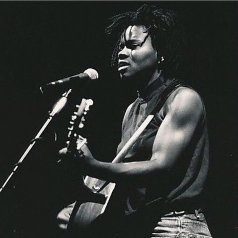 Tracy Chapman, Masc Women, Women Of Rock, Black Photography, Dont You Know, Country Artists, Girl Crush, Meeting People, Music Songs