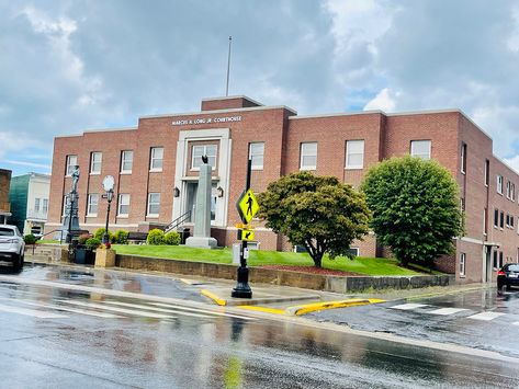 Floyd County Courthouse in Floyd, Virginia. Built in 1950 using the Art Deco Style. Floyd Virginia, Floyd County, Urban Area, Art Deco Style, Deco Style, New Pictures, Small Towns, Art Deco Fashion, Virginia