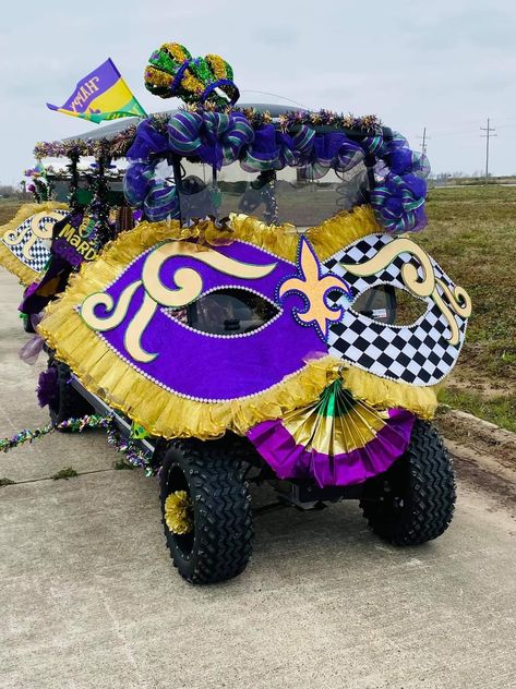 Mardi Gras Trunk Or Treat Ideas, Mardi Gras Golf Cart Ideas, Mardi Gras Float Ideas Kids, Mardi Gras Golf Cart Decorations, Mardi Gras Parade Float Ideas, Halloween Float Ideas Parade, Mardi Gras Float Ideas, Mardi Gras Homecoming, Mardi Gras Outdoor Decorations