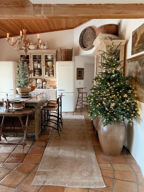 Our Christmas Lights - My Vintage Porch Porche Vintage, Vintage Porch, Country Kitchens, French Laundry, Sink Kitchen, Casa Country, Home Inspo, Farmhouse Country, Aesthetic Home