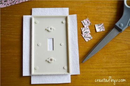 This is so easy, but it will make your home look so cute Diy Outlet Covers, Plate Covers Diy, Light Switch Art, Light Switch Covers Diy, Decorative Mesh Wreaths, Decorative Light Switch Covers, Decorative Switch Plate, Outlet Plates, Plates Diy