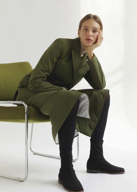 Green Fashion Editorial, Chair Pose, Studio Portrait Photography, Photoshoot Studio, Winter Photoshoot, Model Test, Winter Lookbook, Studio Photoshoot, Mood Board Fashion