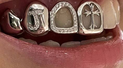 @juliesanlieu on ig Cross Grillz, Teeth Jewels, Teeth Accessories, Silver Grillz, Dental Jewelry, Grillz Teeth, Custom Grillz, Tooth Gems, Gold Grillz